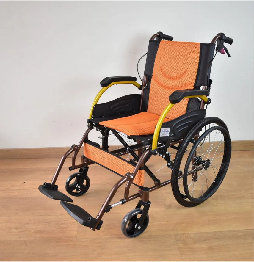 SILLA DE RUEDAS DE ALUMINIO CON FRENOS